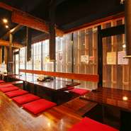 【鶴もつ　なかもず店】では広くてゆったりとした掘りごたつ席を用意してあるので小人数から大人数様まで幅広く対応しております。シーズンの金曜日は混み合いますのでご予約はお早めに！