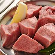 タンもとをサイコロ状にしています。ボリュームのあるおすすめメニューでぜひ食べて欲しい一品。