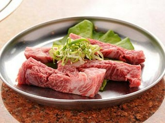 牛一頭から数キロしか取れないバラの王様『三角バラ』