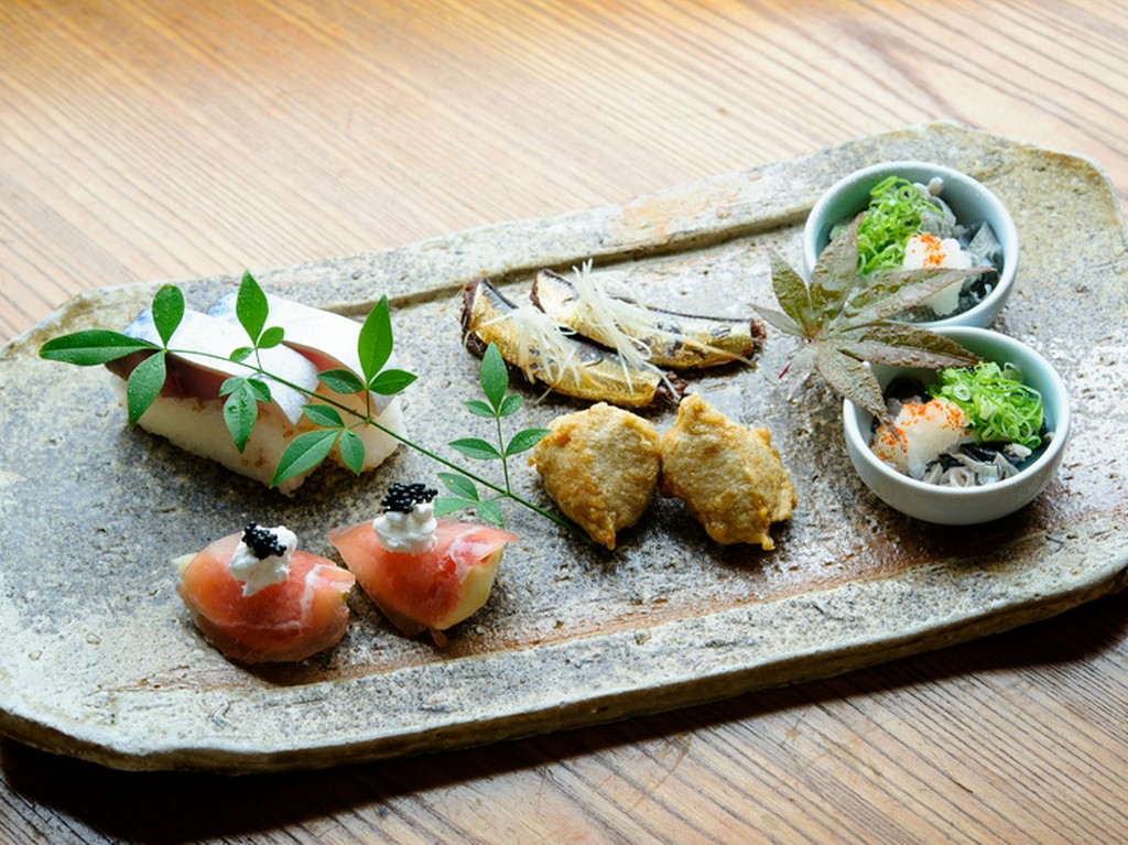 彩り豊かなつきだしを楽しめます