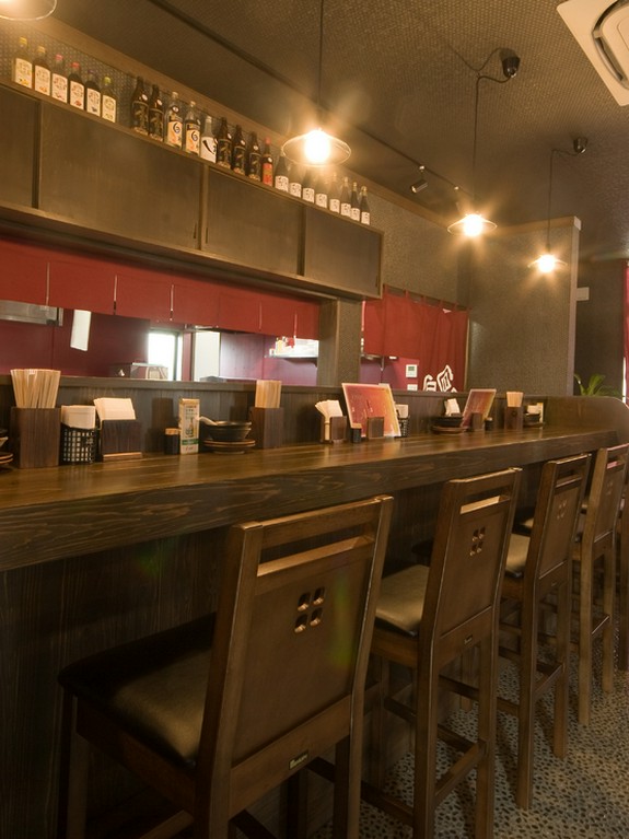 一人でも気軽にお越しできるようにカウンター席も完備。