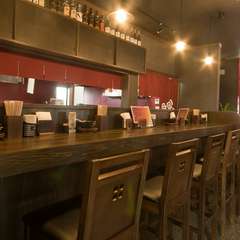 一人でも気軽にお越しできるようにカウンター席も完備。