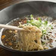 ゴマの風味と麺・スープをバランス良く合わせた坦々麺。