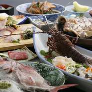 鯛活造り、鯛とさざえ宝楽焼き、鯛あら煮き、伊勢エビ・アワビの舟盛、季節の一品、天ぷら、付出し、酢物、香物、御飯、フルーツ

