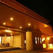 京阪神から丁度良いドライブ＆デートコース、淡路島にある料理旅館。
個室にて『鯛の活造りコース』等、新鮮なお魚料理中心にご用意しております。（※食事付日帰り温泉可）