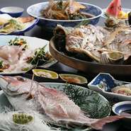 鯛活造り、鯛とさざえ宝楽焼き、鯛あら煮き、天ぷら、付出し、酢物、香物、御飯、フルーツ
