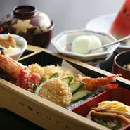 唐揚げ、エビフライ、そうめん、ウィンナー、ごはん、吸い物、フルーツ、アイスクリーム