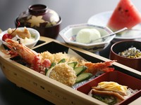 唐揚げ、エビフライ、そうめん、ウィンナー、ごはん、吸い物、フルーツ、アイスクリーム