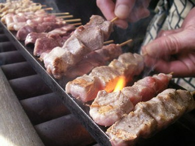 赤提灯が目印の大衆酒場。雰囲気も価格も気取らぬ昭和初期！