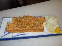 厚揚げの上に納豆。意外と合うコンビ。