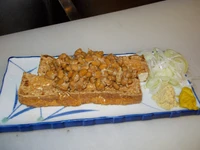 厚揚げの上に納豆。意外と合うコンビ。