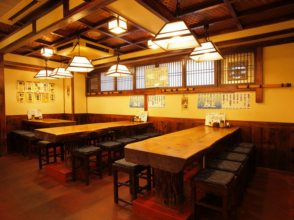 ゆったりと落ち着けるテーブル席