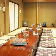 店内奥には、お座敷席もございます。
最大で30名様まで収容できますので、ご宴会時や接待など様々なシーンにご利用いただけます。

