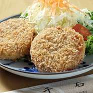 売れ筋メニューのご当地“北上コロッケ”や“いわい鳥の焼鳥”
常連さんだけでなく、場所柄、関東などからの出張のお客様にも人気のあるメニューです。