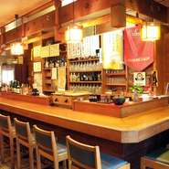 飾らない気さくな女将さんに、会社帰りのビジネスマンをはじめどなたからも愛されているお店です。
おでんの湯気に包まれながら癒されませんか。