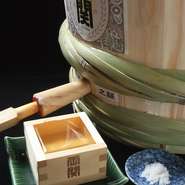 おでんといったら「日本酒」
樽から枡に入れてでご賞味いただくスタイルは当店でも人気です。