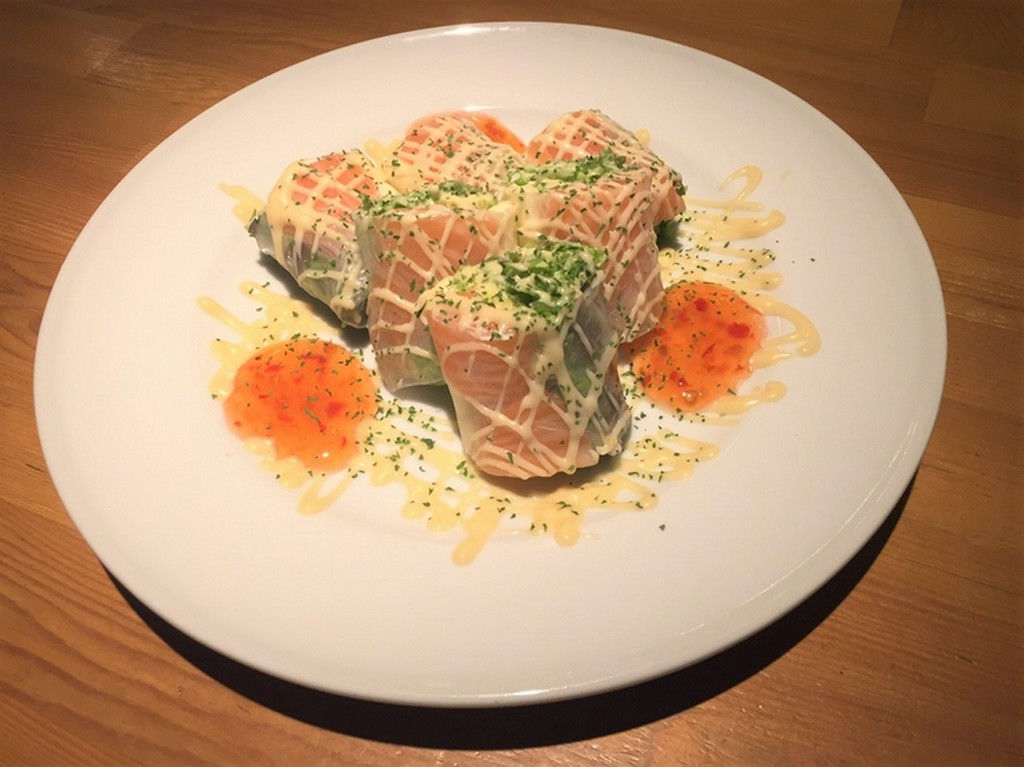 サーモンとアボカド生春巻き（チリソース）