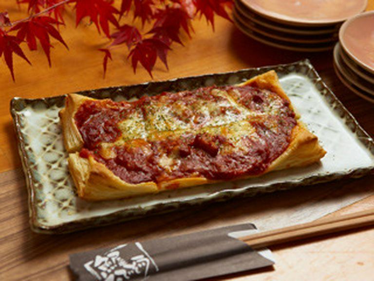 海鮮ピザ。魚の具がいっぱい入っています。パイ生地を使用。