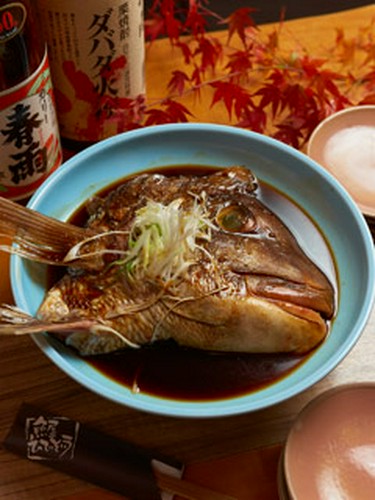 天然鯛のあら煮。甘辛い感じで大人気メニューの一つです。