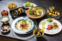 「贅を極め旬をたのしむ珠玉の特別懐石」神戸牛を様々なお料理でお楽しみいただける、最高級の懐石です。～全12品～先附、造里、温物、揚物、凌ぎ、焜炉、鍋物、止椀、御飯、香の物、御飯、デザート