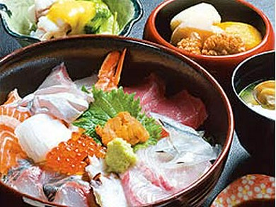 お酒のお供は新鮮な海の幸が一番! 酔って笑って楽しめる一軒!
