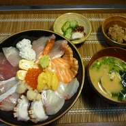 10種類のネタが入った贅沢丼です。