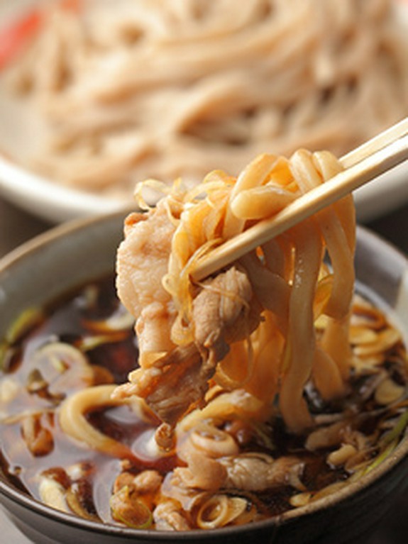 こだわり抜いた麺とダシ　リピーター続出のその秘伝の味とは…