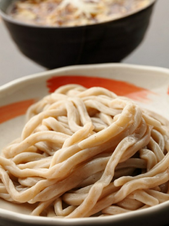 武蔵野の地で育った地粉を使った麺は極太でパワフルな食べ応え！