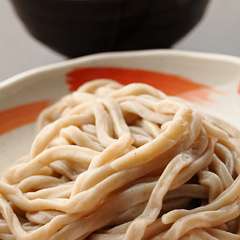 武蔵野の地で育った地粉を使った麺は極太でパワフルな食べ応え！