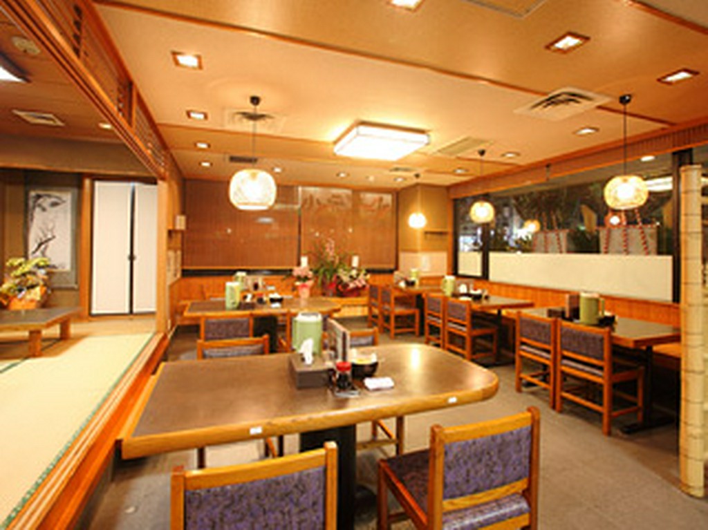 テーブル席メインでゆったりとお食事を楽しめます