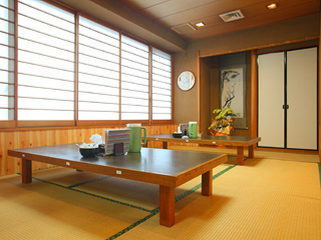 お子様連れの家族客にも好評のお座敷席もご用意しております