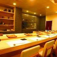 落ち着いた雰囲気で大将自慢の伝助穴子を召し上がりください。
団体様も歓迎致します。掘りごたつあります。
