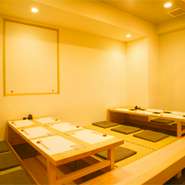 外観からはわからないですが、店内には最大15名様まで座れる掘りごたつ席をご用意しています。
ぜひ、お越しください。お待ちしております。