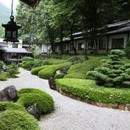 さつきを盛り込んだ広大な枯山水