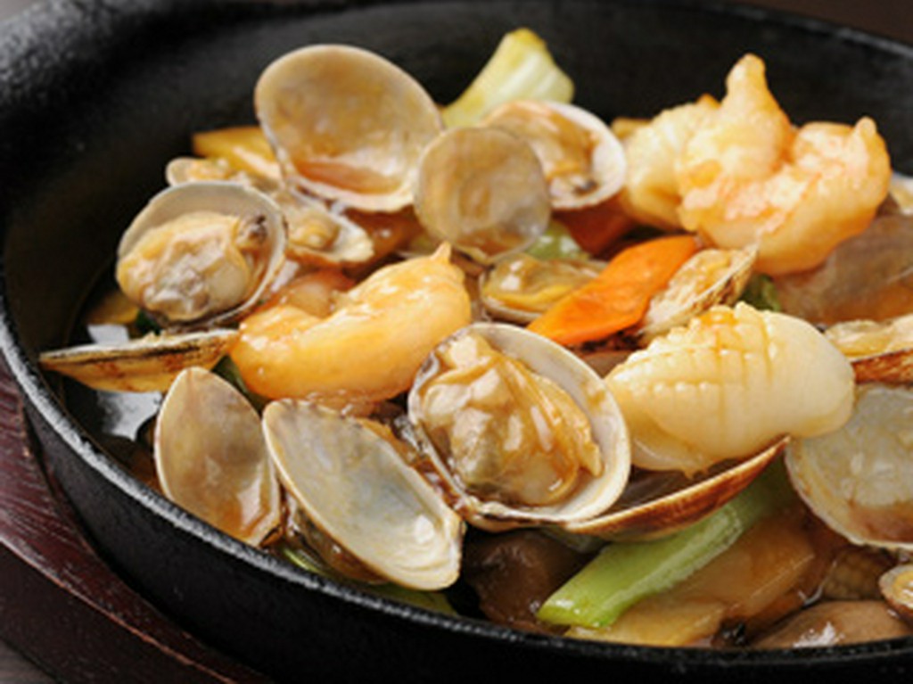 ボリューム満点!!　魚介の旨味たっぷり！　【鉄板海鮮】