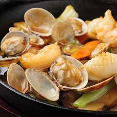 ボリューム満点!!　魚介の旨味たっぷり！　【鉄板海鮮】