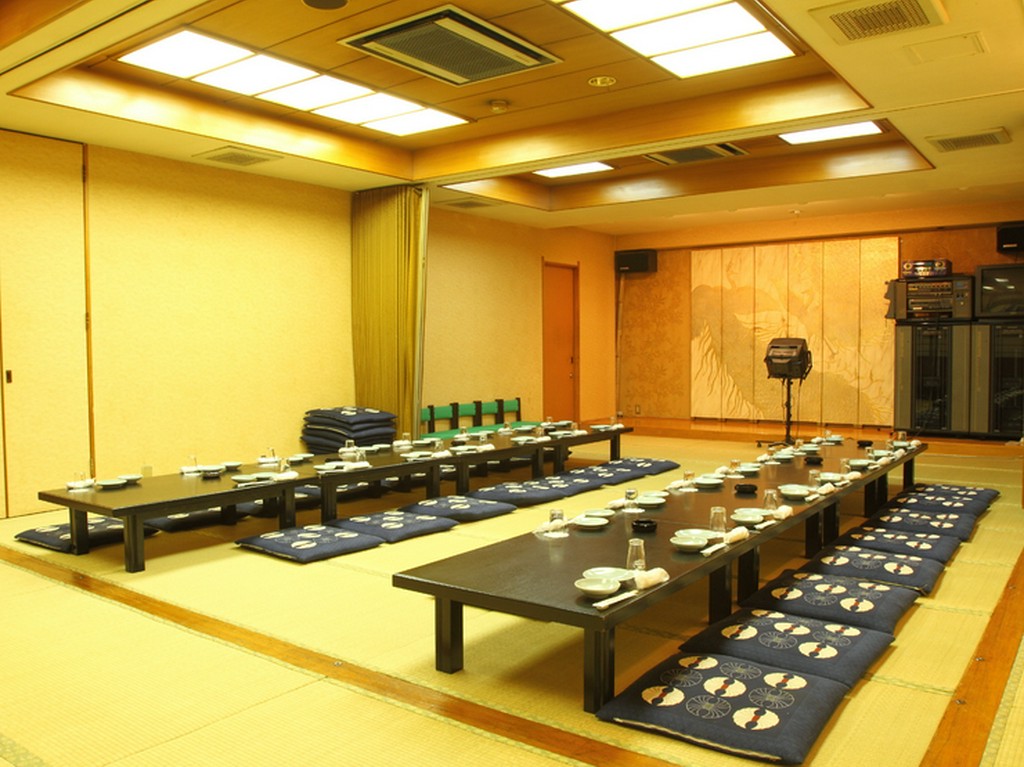 80名様までの宴会用座敷完備、円卓の個室もございます。