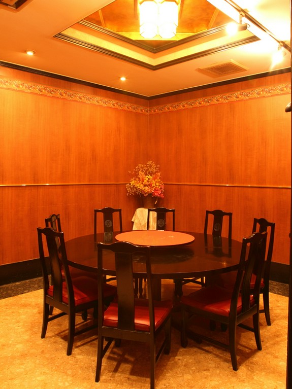 円卓を囲んでのご宴会もOK！12名様までの完全個室です