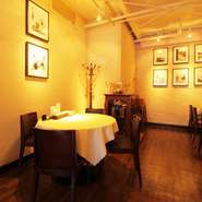 イタリアの港町を思わせるオシャレな店内。お子様からご年配の方まで喜んでいただけるよう幅広くメニューをご用意。ランチセットは月替わりのパスタ、リゾット10種、ドルチェは6種よりお選びいただけます。