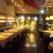 イタリアのベニスの港の倉庫街にあるようなレストランで恋の勝負を！
四葉のクローバーの意味のクワトロ･フォリオでお待ちしています。きっと良いことがあることでしょう…
