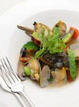 毎朝市場で仕入れる新鮮な魚介を使った旨味たっぷりのアクアパッツァ！