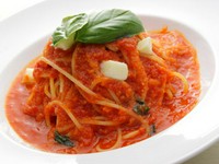 フレッシュトマトとバジルとモッツァレラのパスタ