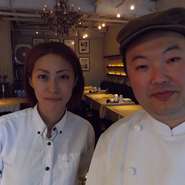 シーンに合わせて楽しんで頂けるように、愛情のこもった料理はもちろん、空間や雰囲気つくりを心がけています。
