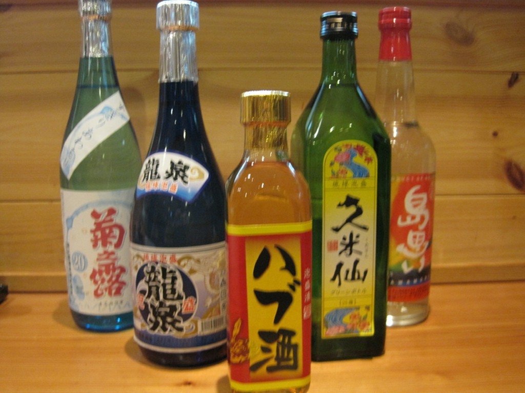 仕事帰りに、鮮魚を肴に「ちょい飲み」に浸るお客様も多いです