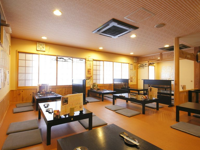 71人まで収容する店内は、歓送迎会やPTAの集いに利用されます