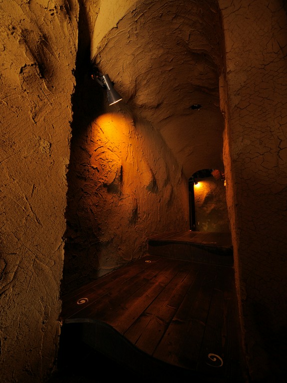 まさに隠れ家！　洞窟を思わせる店内で寛ぎのひとときを