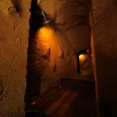 まさに隠れ家！　洞窟を思わせる店内で寛ぎのひとときを