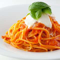 三位一体の美味しさ『バジルとモッツァレラチーズのトマトソース』