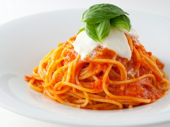 三位一体の美味しさ『バジルとモッツァレラチーズのトマトソース』