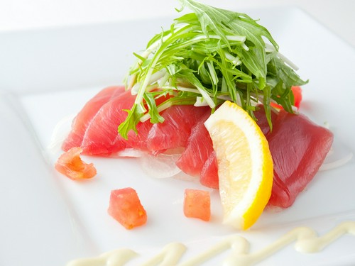 さっぱりとした『マグロのカルパッチョ　わさびのビネグレット』
